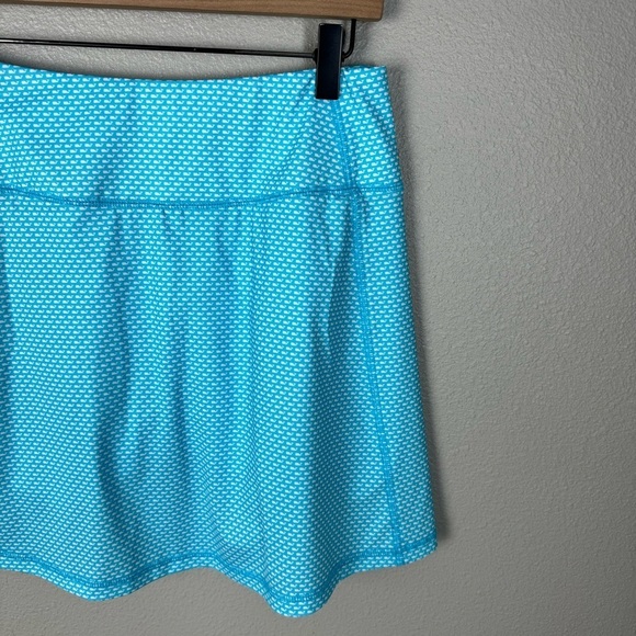 Vineyard Vines Women’s Whale Logo Printed Performance Skort - Picture 9 of 9